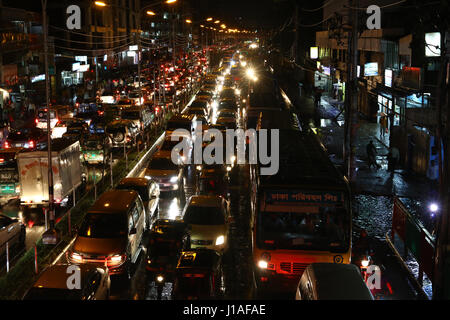 Dacca in Bangladesh. Xix Apr, 2017. Le strade della capitale a Dacca testimoniando grande congestione di traffico dalla notte del 19 aprile 2017. Foto Stock