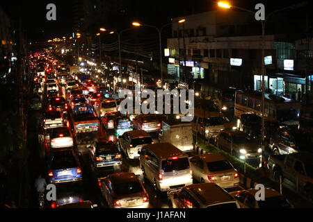 Dacca in Bangladesh. Xix Apr, 2017. Le strade della capitale a Dacca testimoniando grande congestione di traffico dalla notte del 19 aprile 2017. Foto Stock