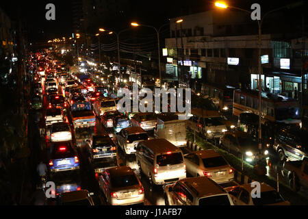 Dacca in Bangladesh. Xix Apr, 2017. Le strade della capitale a Dacca testimoniando grande congestione di traffico dalla notte del 19 aprile 2017. Foto Stock