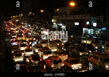 Dacca in Bangladesh. Xix Apr, 2017. Le strade della capitale a Dacca testimoniando grande congestione di traffico dalla notte del 19 aprile 2017. Foto Stock