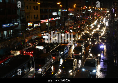 Dacca in Bangladesh. Xix Apr, 2017. Le strade della capitale a Dacca testimoniando grande congestione di traffico dalla notte del 19 aprile 2017. Foto Stock