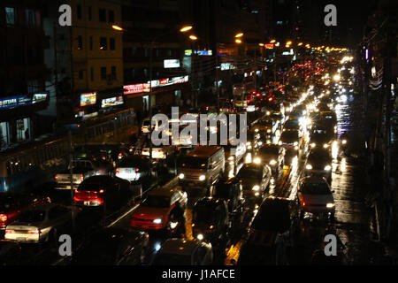 Dacca in Bangladesh. Xix Apr, 2017. Le strade della capitale a Dacca testimoniando grande congestione di traffico dalla notte del 19 aprile 2017. Foto Stock