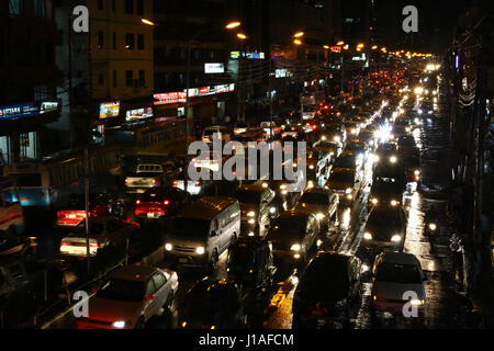 Dacca in Bangladesh. Xix Apr, 2017. Le strade della capitale a Dacca testimoniando grande congestione di traffico dalla notte del 19 aprile 2017. Foto Stock