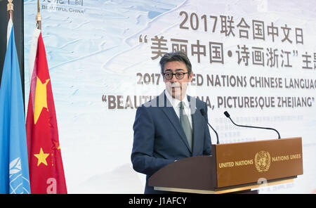 Ginevra, Svizzera. Xix Apr, 2017. Francesco Pisano, Direttore della Biblioteca delle Nazioni Unite a Ginevra, risolve la cerimonia di inaugurazione della mostra "Bella Cina, pittoresco Zhejiang' a Ginevra, in Svizzera, il 19 aprile 2017. La mostra si è svolta qui il mercoledì come parte delle attività di marcatura del 2017 delle Nazioni Unite in lingua cinese il giorno. Credito: Xu Jinquan/Xinhua/Alamy Live News Foto Stock