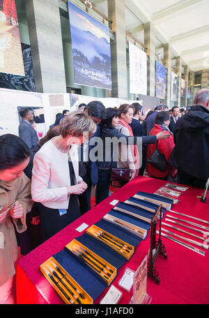 Ginevra, Svizzera. Xix Apr, 2017. La gente visita la mostra "Bella Cina, pittoresco Zhejiang' a Ginevra, in Svizzera, il 19 aprile 2017. La mostra si è svolta qui il mercoledì come parte delle attività di marcatura del 2017 delle Nazioni Unite in lingua cinese il giorno. Credito: Xu Jinquan/Xinhua/Alamy Live News Foto Stock