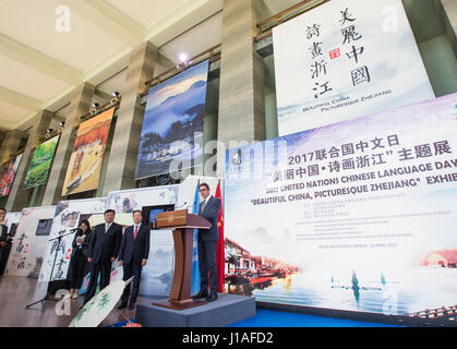 Ginevra, Svizzera. Xix Apr, 2017. Francesco Pisano (1R), Direttore della Biblioteca delle Nazioni Unite a Ginevra, risolve la cerimonia di inaugurazione della mostra "Bella Cina, pittoresco Zhejiang' a Ginevra, in Svizzera, il 19 aprile 2017. La mostra si è svolta qui il mercoledì come parte delle attività di marcatura del 2017 delle Nazioni Unite in lingua cinese il giorno. Credito: Xu Jinquan/Xinhua/Alamy Live News Foto Stock