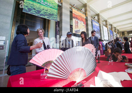 Ginevra, Svizzera. Xix Apr, 2017. La gente visita la mostra "Bella Cina, pittoresco Zhejiang' a Ginevra, in Svizzera, il 19 aprile 2017. La mostra si è svolta qui il mercoledì come parte delle attività di marcatura del 2017 delle Nazioni Unite in lingua cinese il giorno. Credito: Xu Jinquan/Xinhua/Alamy Live News Foto Stock