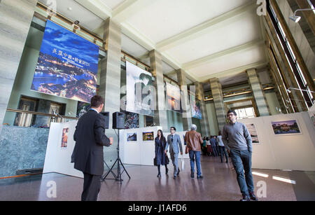 Ginevra, Svizzera. Xix Apr, 2017. La gente visita la mostra "Bella Cina, pittoresco Zhejiang' a Ginevra, in Svizzera, il 19 aprile 2017. La mostra si è svolta qui il mercoledì come parte delle attività di marcatura del 2017 delle Nazioni Unite in lingua cinese il giorno. Credito: Xu Jinquan/Xinhua/Alamy Live News Foto Stock