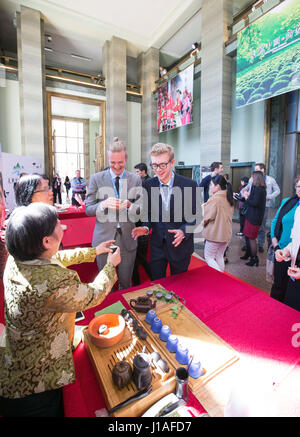 Ginevra, Svizzera. Xix Apr, 2017. I visitatori hanno un gusto di Hangzhou tè verde alla fiera "Splendida Cina, pittoresco Zhejiang' a Ginevra, in Svizzera, il 19 aprile 2017. La mostra si è svolta qui il mercoledì come parte delle attività di marcatura del 2017 delle Nazioni Unite in lingua cinese il giorno. Credito: Xu Jinquan/Xinhua/Alamy Live News Foto Stock