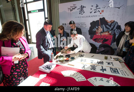 Ginevra, Svizzera. Xix Apr, 2017. La gente guarda la presentazione della calligrafia cinese alla fiera "Splendida Cina, pittoresco Zhejiang' a Ginevra, in Svizzera, il 19 aprile 2017. La mostra si è svolta qui il mercoledì come parte delle attività di marcatura del 2017 delle Nazioni Unite in lingua cinese il giorno. Credito: Xu Jinquan/Xinhua/Alamy Live News Foto Stock