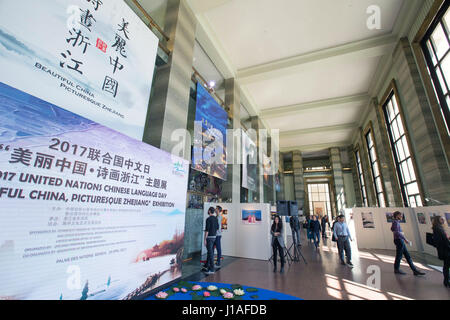 Ginevra, Svizzera. Xix Apr, 2017. La gente visita la mostra "Bella Cina, pittoresco Zhejiang' a Ginevra, in Svizzera, il 19 aprile 2017. La mostra si è svolta qui il mercoledì come parte delle attività di marcatura del 2017 delle Nazioni Unite in lingua cinese il giorno. Credito: Xu Jinquan/Xinhua/Alamy Live News Foto Stock