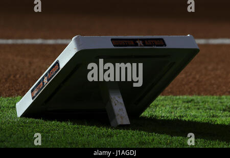 Houston, TX, Stati Uniti d'America. Xix Apr, 2017. Una vista generale della prima base prima di iniziare il gioco MLB tra il Los Angeles Angeli e Houston Astros al Minute Maid Park a Houston, TX. John Glaser/CSM/Alamy Live News Foto Stock