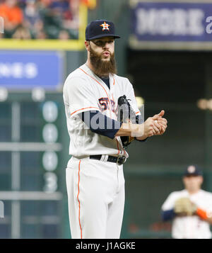 Houston, TX, Stati Uniti d'America. Xix Apr, 2017. Houston Astros a partire lanciatore Dallas Keuchel (60) nel primo inning durante la MLB gioco tra il Los Angeles Angeli e Houston Astros al Minute Maid Park a Houston, TX. John Glaser/CSM/Alamy Live News Foto Stock