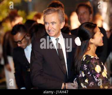 Tokyo, Giappone. Xix Apr, 2017. Moda francese LVMH gigante il CEO del gruppo Bernard Arnault sorrisi come egli godeva della Dior 2017 primavera-estate collezione haute couture al tetto del Ginza Sei a Tokyo il mercoledì 19 aprile, 2017. Tokyo è di nuovo punto di riferimento per Ginza sei sarà aperto il 20 Aprile dove Dior avrà la sua flagship store. Credito: Yoshio Tsunoda/AFLO/Alamy Live News Foto Stock