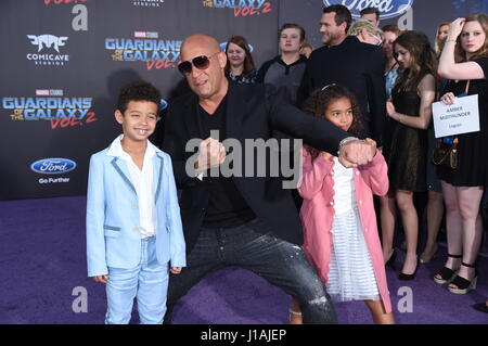 Los Angeles, California, USA. 19 Aprile, 2017. Los Angeles, Stati Uniti. Xix Apr, 2017. Vin Diesel con ragazzi di Vincent e Hania Riley "guardiani della galassia Vol. 2', premiere del film, arrivi, Los Angeles, Stati Uniti d'America - 19 Apr 2017 Dolby Theatre Photo credit: James Smeal/Alamy Live News Foto Stock