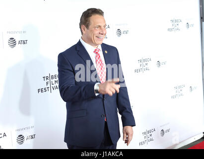 New York, Stati Uniti d'America. 19 Aprile, 2017. Governatore di New York, Andrew Cuomo arriva a 2017 Tribeca Film Festival apertura notturna, Clive Davis: la colonna sonora della nostra vita credito: la foto di accesso/Alamy Live News Foto Stock