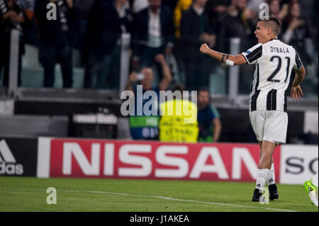 Paulo Dybala ( Juventus ), Aprile 11, 2017 - Calcio : Paulo Dybala della Juventus festeggia dopo aver segnato il gol di apertura durante la UEFA Champions League quarti di finale 1° leg match tra Juventus 3-0 FC Barcellona a Juventus Stadium di Torino, Italia. (Foto di Maurizio Borsari/AFLO) Foto Stock