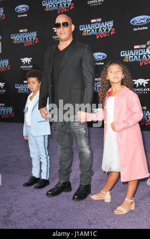 Los Angeles, CA, Stati Uniti d'America. Xix Apr, 2017. Vin Diesel, Hania Riley Sinclair, Vincent Sinclair presso gli arrivi per i guardiani della galassia VOL. 2 Premiere, Dolby Theatre a Hollywood e Highland Center, Los Angeles, CA 19 aprile 2017. Credito: Elizabeth Goodenough/Everett raccolta/Alamy Live News Foto Stock