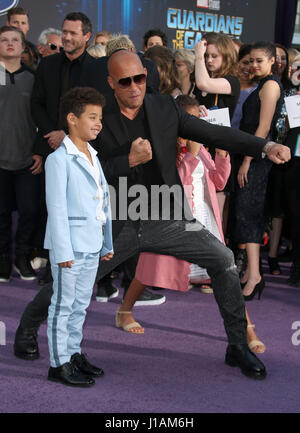 Hollywood, CA. Xix Apr, 2017. Vin Diesel, Hania Riley Sinclair, Vincent Sinclair, a Premiere di Disney e meraviglia che "guardiani della galassia Vol. 2' al Dolby Theater In California il 19 aprile 2017. Credito: Fs/media/punzone Alamy Live News Foto Stock