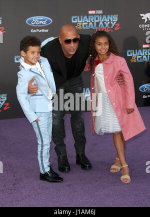 Hollywood, CA. Xix Apr, 2017. Vin Diesel, Hania Riley Sinclair, Vincent Sinclair, a Premiere di Disney e meraviglia che "guardiani della galassia Vol. 2' al Dolby Theater In California il 19 aprile 2017. Credito: Fs/media/punzone Alamy Live News Foto Stock