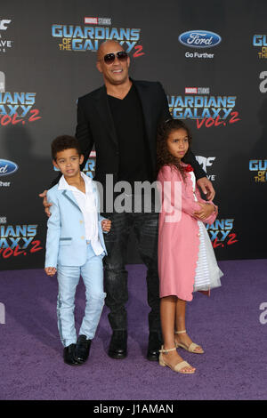 Los Angeles, California, Stati Uniti. 19 aprile 2017. VIN Diesel, Hania Riley Sinclair, Vincent Sinclair. Anteprima di Disney e Marvel ''Guardians of the Galaxy Vol. 2'' tenutasi al Dolby Theatre. Credito fotografico: PMA/AdMedia Credit: PMA/AdMedia/Alamy Live News Foto Stock