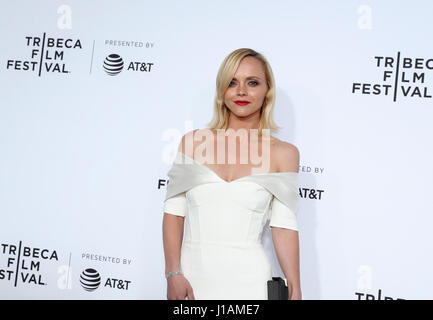 New York, Stati Uniti d'America. Xix Apr, 2017. L'attrice Christina Ricci assiste l'apertura notturna del 2017 Tribeca Film Festival e la prima mondiale di "Clive Davis: la colonna sonora della nostra vita" in New York, Stati Uniti, 19 aprile 2017. La 16th Annual Tribeca Film Festival aperto qui Mercoledì notte, portando un tesoretto di film, TV eventi, la realtà virtuale di installazioni e pezzi di musica a New York. Credito: Wang Ying/Xinhua/Alamy Live News Foto Stock