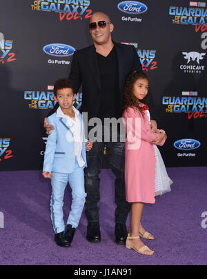 Los Angeles, Stati Uniti d'America. Xviii Apr, 2017. Vin Diesel, figlia Hania Riley Sinclair, figlio Vincent Sinclair 068 presso i guardiani della galassia Vol. 2 premiere al Dolby Theatre di Los Angeles. Aprile 19, 2017. Credito: Tsuni/USA/Alamy Live News Foto Stock