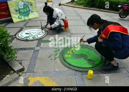 Aprile 19, 2017 - Liaocheng, Liaocheng, Cina - Liaocheng, Cina-Aprile 19 2017: (solo uso editoriale. Cina fuori) ..gli studenti universitari la vernice chiusini Liaocheng, est della Cina di Provincia di Shandong, segnando il mondo imminente giornata della terra che cade il 22 aprile di ogni anno. (Credito Immagine: © SIPA Asia via ZUMA filo) Foto Stock