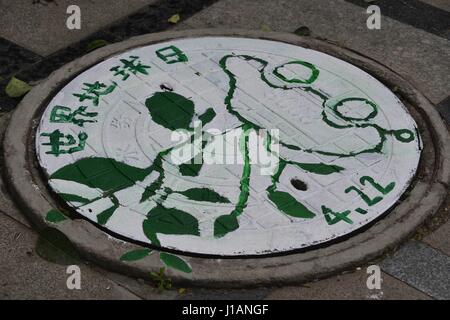 Aprile 19, 2017 - Liaocheng, Liaocheng, Cina - Liaocheng, Cina-Aprile 19 2017: (solo uso editoriale. Cina fuori) ..gli studenti universitari la vernice chiusini Liaocheng, est della Cina di Provincia di Shandong, segnando il mondo imminente giornata della terra che cade il 22 aprile di ogni anno. (Credito Immagine: © SIPA Asia via ZUMA filo) Foto Stock