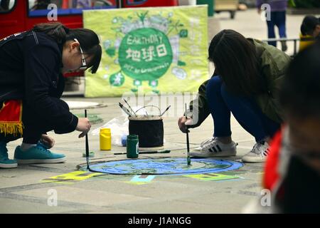 Aprile 19, 2017 - Liaocheng, Liaocheng, Cina - Liaocheng, Cina-Aprile 19 2017: (solo uso editoriale. Cina fuori) ..gli studenti universitari la vernice chiusini Liaocheng, est della Cina di Provincia di Shandong, segnando il mondo imminente giornata della terra che cade il 22 aprile di ogni anno. (Credito Immagine: © SIPA Asia via ZUMA filo) Foto Stock