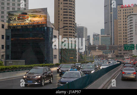 Shanghai, Cina. Xix Apr, 2017. Vista di un inceppamento di traffico in Cina a Shanghai, 19 aprile 2017. - Nessun filo SERVICE - foto: Friso Gentsch/dpa/Alamy Live News Foto Stock