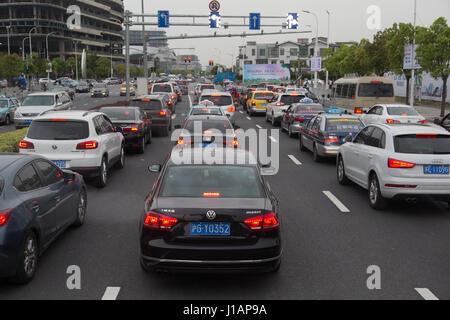 Shanghai, Cina. Xix Apr, 2017. Una Volkswagen Passat sorge in un ingorgo in Cina a Shanghai, 19 aprile 2017. - Nessun filo SERVICE - foto: Friso Gentsch/dpa/Alamy Live News Foto Stock