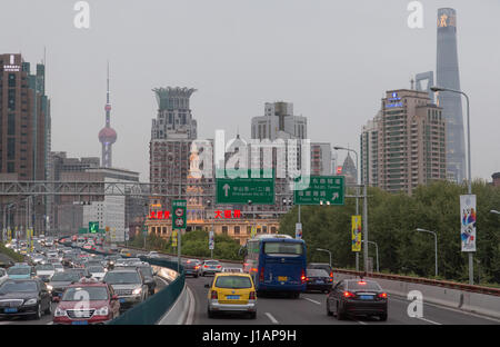 Shanghai, Cina. Xix Apr, 2017. Vista di un inceppamento di traffico in Cina a Shanghai, 19 aprile 2017. - Nessun filo SERVICE - foto: Friso Gentsch/dpa/Alamy Live News Foto Stock