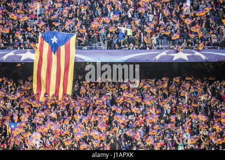 Barcellona, in Catalogna, Spagna. Xix Apr, 2017. Un gigante 'estelada' flag è visto tra ottimisti Barcellona tifosi sventolando bandiere all'inizio della Champions League quarti di finale di seconda gamba tra FC Barcelona e la Juventus allo stadio Camp Nou a Barcellona Credito: Matthias Oesterle/ZUMA filo/Alamy Live News Foto Stock