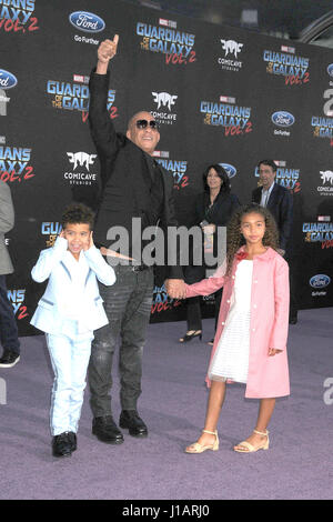 Los Angeles, California, USA. Xix Apr, 2017. Attore vin diesel, VINCENT SINCLAIR, HANIA RILEY SINCLAIR al ''I guardiani della galassia Vol 2'' Premiere tenutasi presso l'El Capitan Theate, Hollywood Los Angeles Credito: Paolo Fenton/ZUMA filo/Alamy Live News Foto Stock