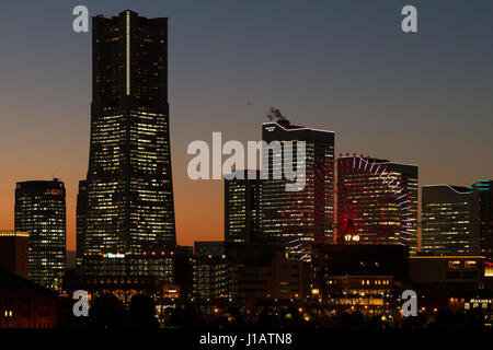 Landmark Tower al crepuscolo, Minato Mirai, Sakuragicho, Yokohama, Kanagawa, Giappone. Foto Stock