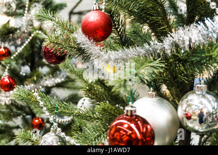 Pallina di natale con in pino decorazione con luci di sfondo Foto Stock