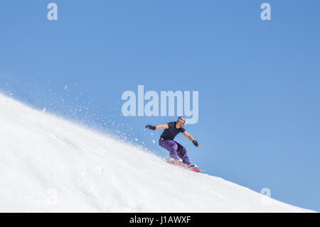 MADONNA DI CAMPIGLIO (TN), Italia, Aprile 8, 2017. Snowboarder godendo corre e salta sulla molla dell ultima neve. Foto Stock