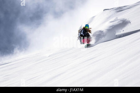 Uno snowboarder è volare giù il Sportgastein area sciistica, Austria. Foto Stock