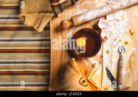 Domenica mattina la cottura di una torta di zucca. Foto Stock