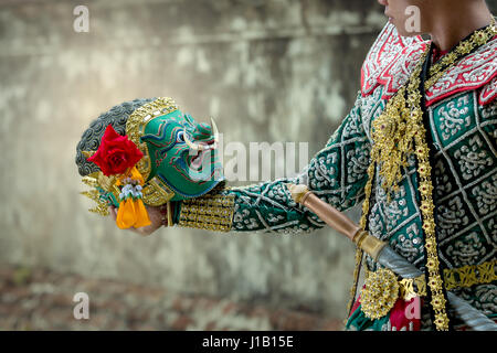 Kumbhakarna e Hanuman arte cultura della Thailandia in ballo mascherato khon in letteratura Ramayana dell Asia. Foto Stock