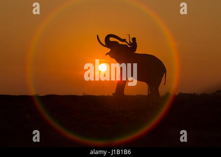 Silhouette di Elephant nel cerchio della sun. Si tratta di un modo di vita in Thailandia. Foto Stock