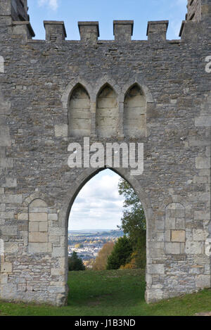 Un colorato Veduta autunnale attraverso l'arco in Sham Castle in tutta la città di Bath, Somerset, Inghilterra. Questa è una parte del Bagno Skyline a piedi Foto Stock