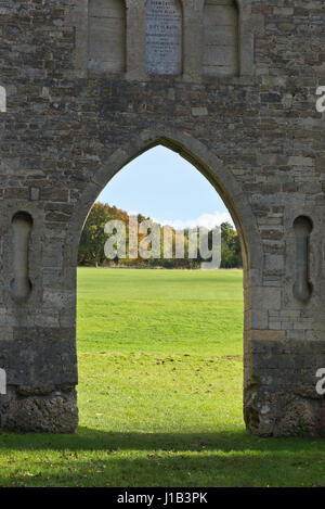 Un colorato Veduta autunnale attraverso l'arco in Sham castello sopra la città di Bath, Somerset, Inghilterra. Questa è una parte del Bagno Skyline a piedi Foto Stock