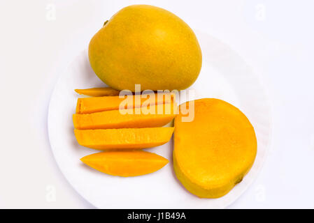 Mumbai India / 12 Aprile 2017 Mango Fruit ( a cubetti, fette) sulla piastra e butterfly isolati su sfondo bianco Foto Stock