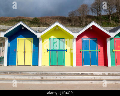 Numerate colorate cabine in legno a Barry Island, Galles del Sud Foto Stock