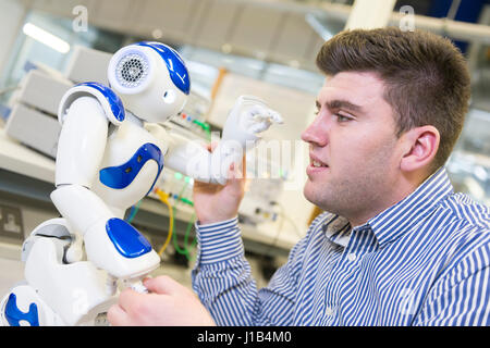 Un laboratorio di scienze con uno scienziato studiando robotica. Foto Stock