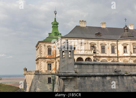 Rovinato Pidhirtsi vecchio castello. Si tratta di un castello residenziale situato nel villaggio di Pidhirtsi nella Provincia di Lviv, Ucraina Occidentale. Foto Stock