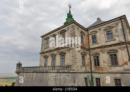 Rovinato Pidhirtsi vecchio castello. Si tratta di un castello residenziale situato nel villaggio di Pidhirtsi nella Provincia di Lviv, Ucraina Occidentale. Foto Stock