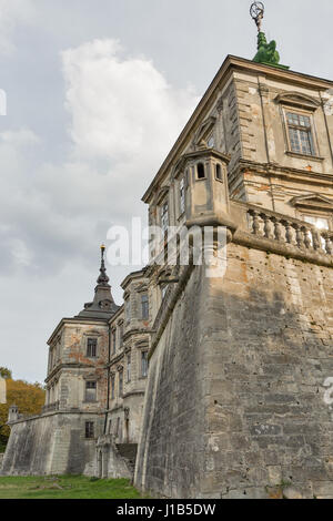 Rovinato Pidhirtsi vecchio castello. Si tratta di un castello residenziale situato nel villaggio di Pidhirtsi nella Provincia di Lviv, Ucraina Occidentale. Foto Stock